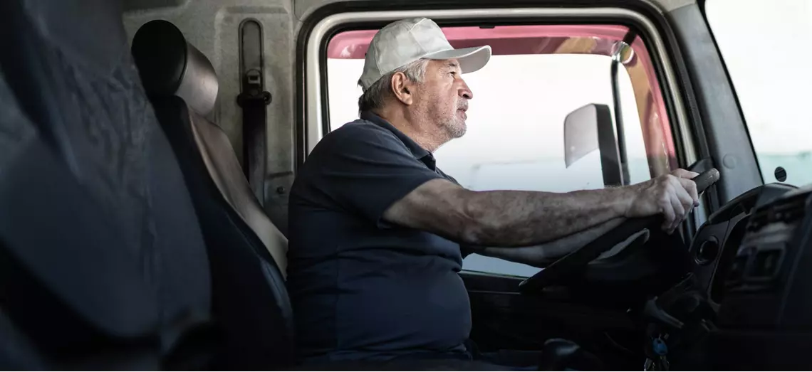 hombre conduciendo un camión